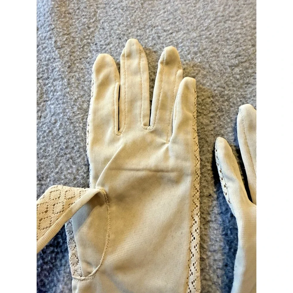 Vintage 1950-60s Lace Crochet Gloves Faux Pearl Button Off White XS-Small Church